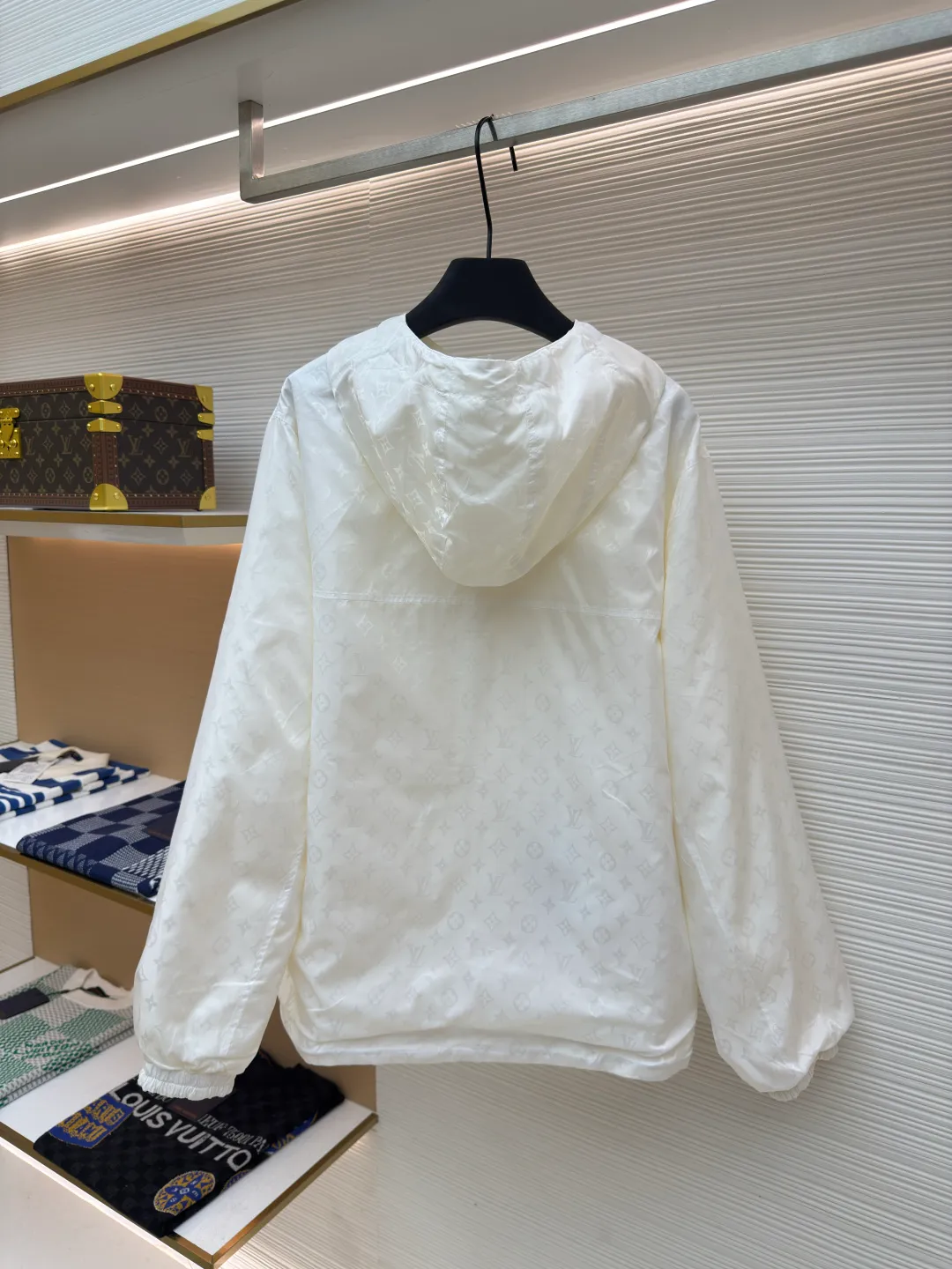LOUIS VUITTON double-sided windproof pin jacket ●Authentic product: purchased and developed for 22700 ●Item number: 1680474-C55 ●Fabric: polyester fiber fabric ●Technology: jacquard ●Version: fitted version ●Weight: about 555 grams ●Size: 44-46-48-50 ●Description: The solid color fabric is made of nylon encrypted matt twill fabric, and the jacquard fabric on the other side is made of 50D nylon yarn-dyed jacquard fabric. The solid color front panel is laser-burned, hand-made of white copper, with a triangle pin with logo and glossy finish. The front panel pocket uses a hardware keychain to hang a folding clothing tag, and the jacquard letters on the front chest placket are made of single-piece flowing pure It is cut by hand to restore the flower, and all the pieces are numbered. The pockets are also cut with the restored flower number. The fabric is relatively light and silky, and it takes time to cut accurately. The front and center are equipped with a double-circulation puller 5# orbital zipper. The hem and the hood are worn with spiral elastic ropes with ring anti-slip buckles, square pig nose buckles with logo, and all holes are punched with hardware and logo on the cloth-colored cornrows.